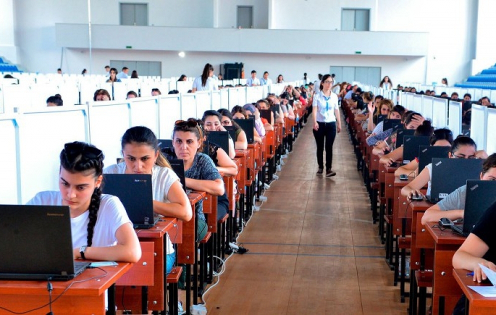 Müəllim olmaq istəyən səkkiz minə yaxın şəxs imtahan verib