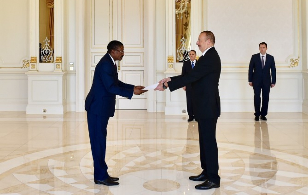 Prezident İlham Əliyev Burkina Fasonun Azərbaycanda yeni təyin olunmuş səfirinin etimadnaməsini qəbul edib