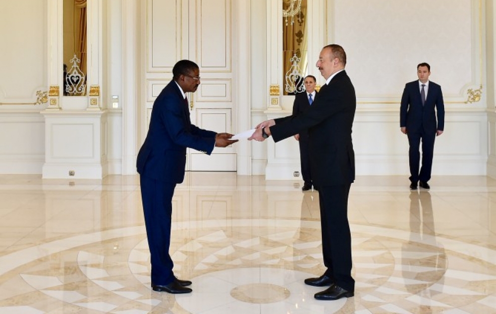 Le président Ilham Aliyev reçoit les lettres de créance du nouvel ambassadeur du Burkina Faso
