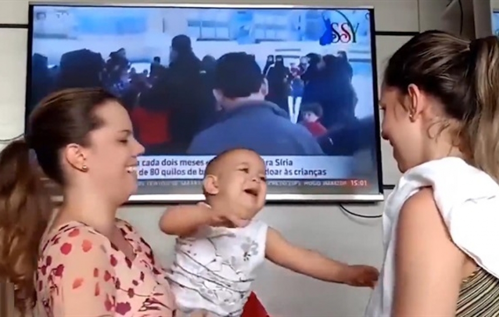 Anasının əkizini görən uşaq çaşqınlıq içində