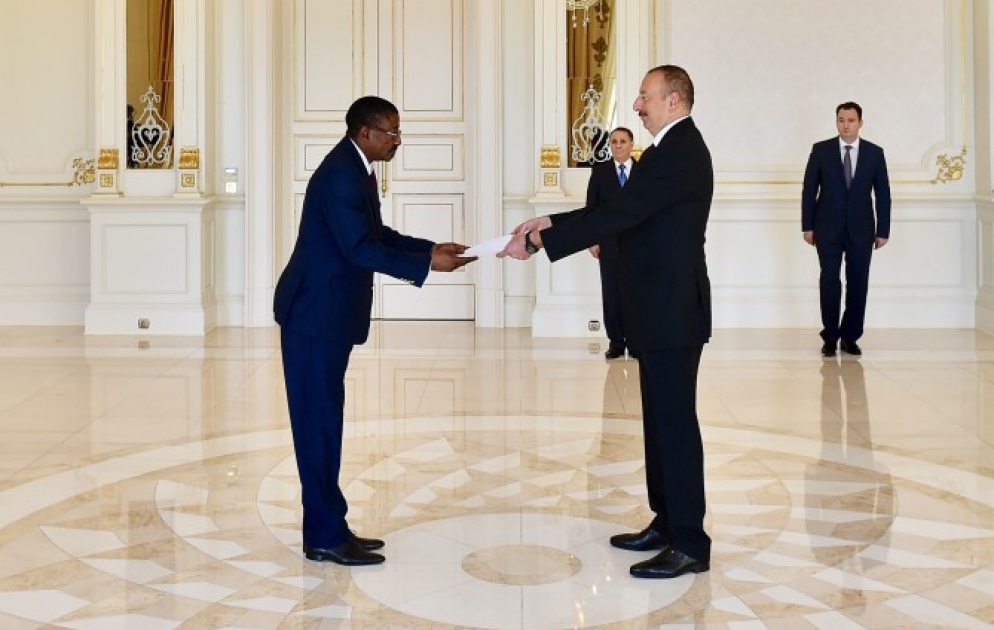 Staatspräsident Ilham Aliyev empfängt neuen Botschafter von Burkina Faso zur Entgegennahme des Beglaubigungsschreibens