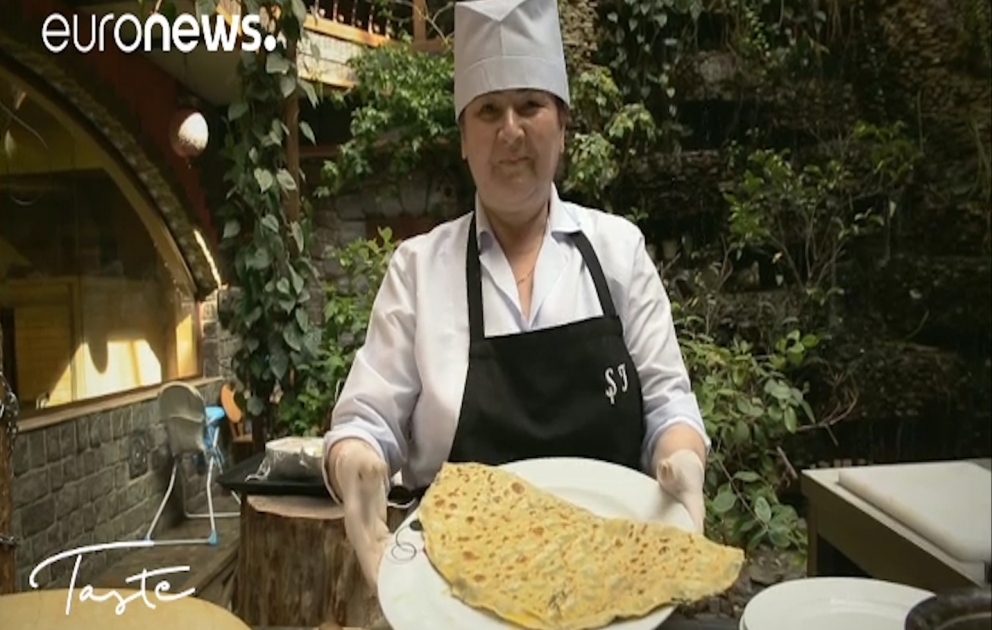 Очередной выпуск программы "Вкусно" на телеканале Euronews посвящен азербайджанскому кутабу