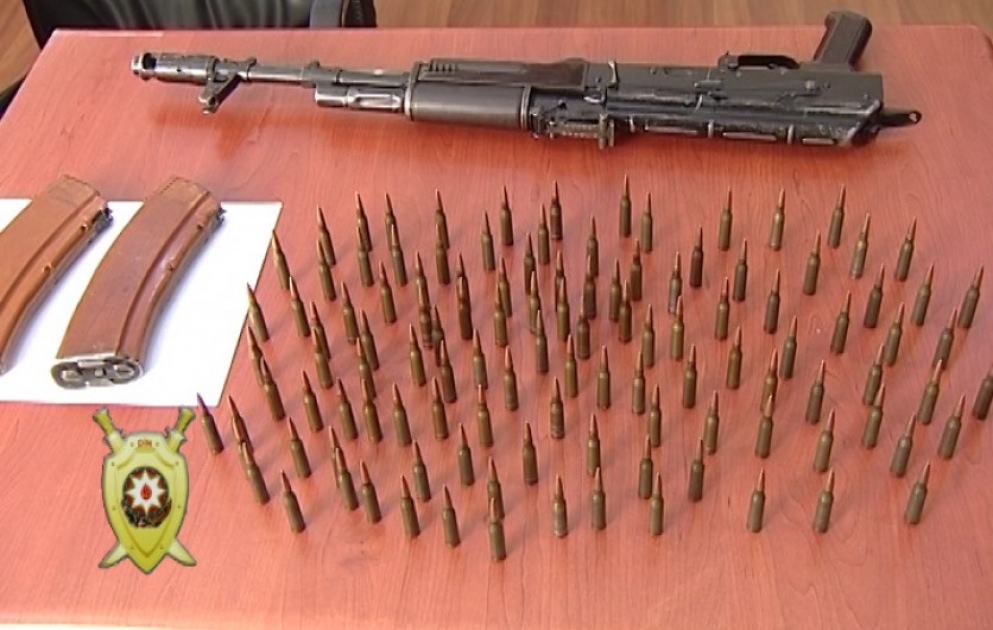 У задержанных в Гаджигабуле 11 человек обнаружено большое количество оружия и наркотиков