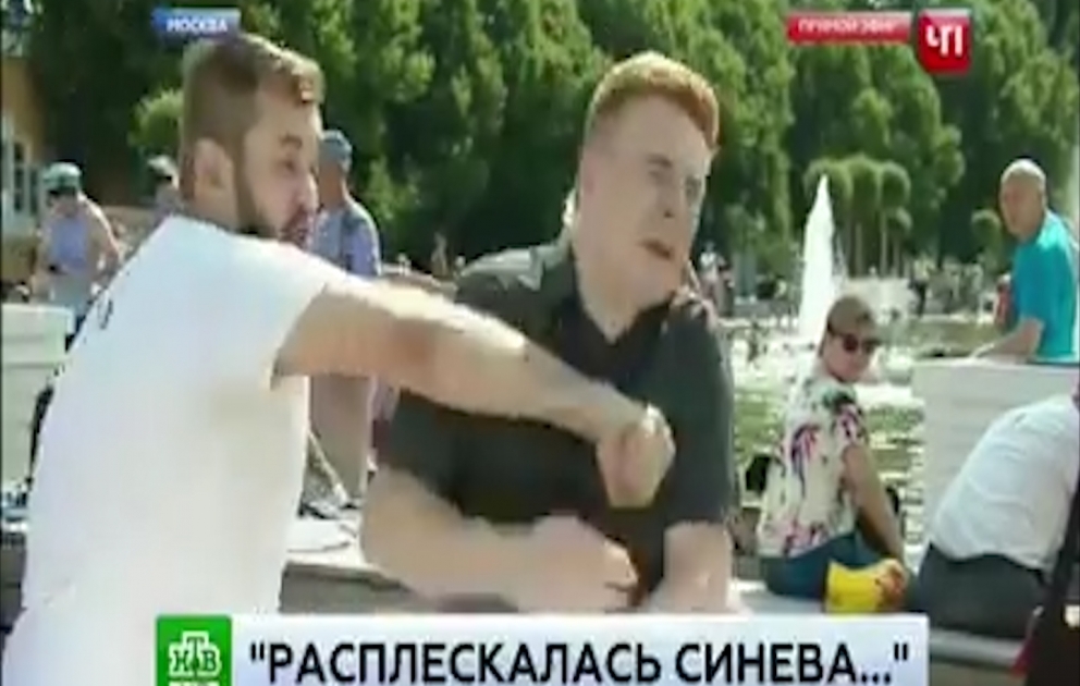 Мужчина в прямом эфире ударил корреспондента НТВ