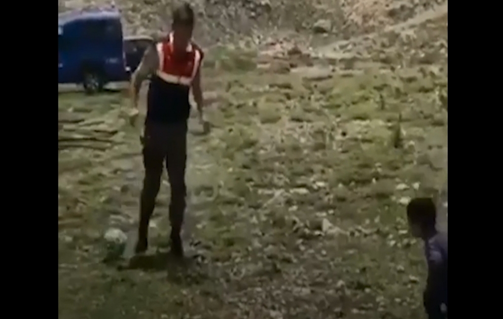 Polis top oynayan uşağa qoşuldu