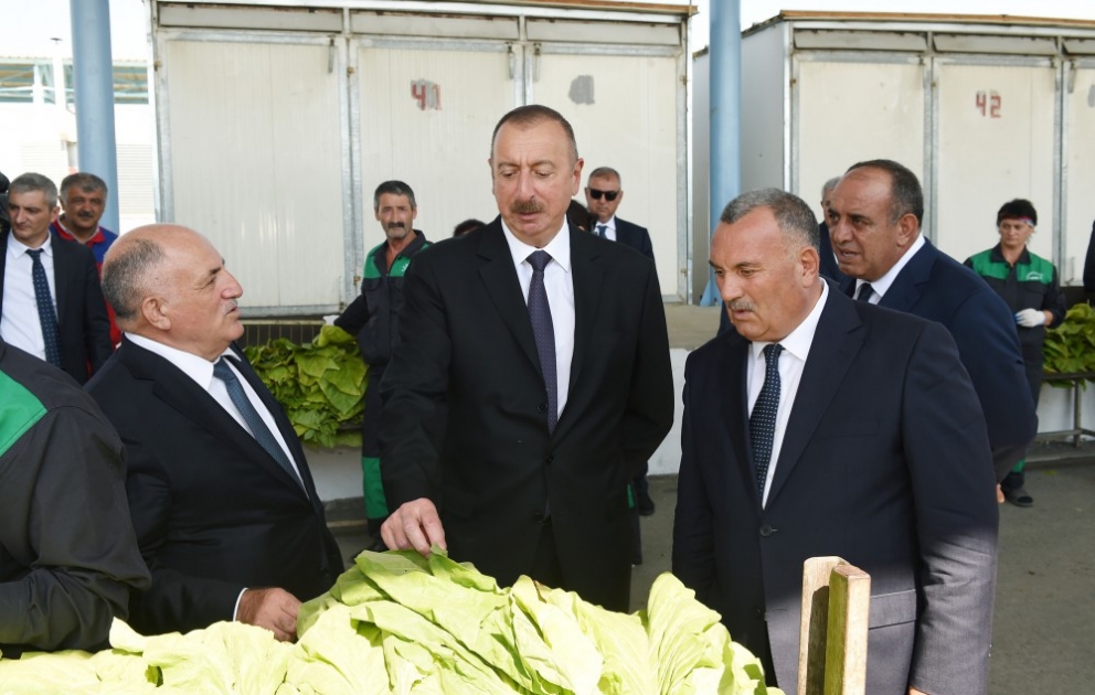 Le président de la République visite une usine de traitement des feuilles du tabac à Gakh
