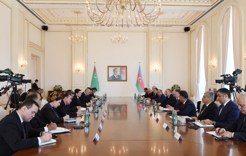 Präsident Ilham Aliyev und Präsident Gurbanguly Berdimuhamedow treffen sich im erweiterten Format