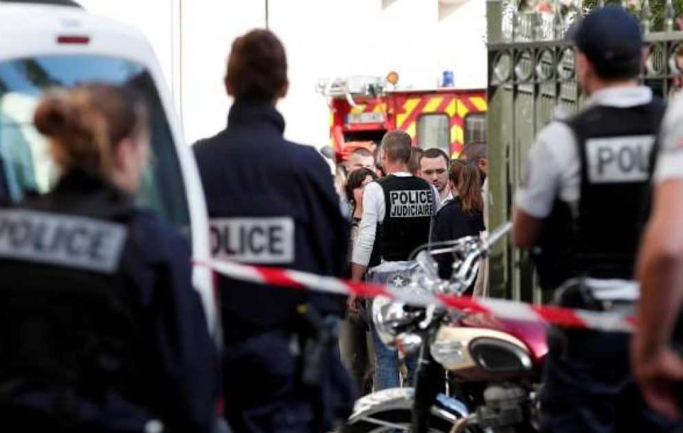 Paris yaxınlığında naməlum şəxs avtomobili hərbçilərin üzərinə sürüb