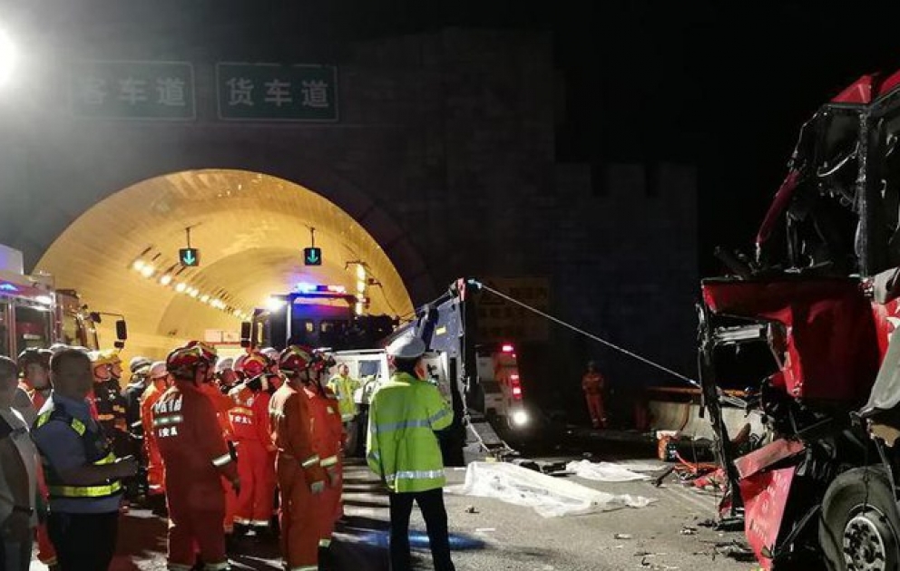 В Китае автобус врезался в стену туннеля, погибли 36 человек