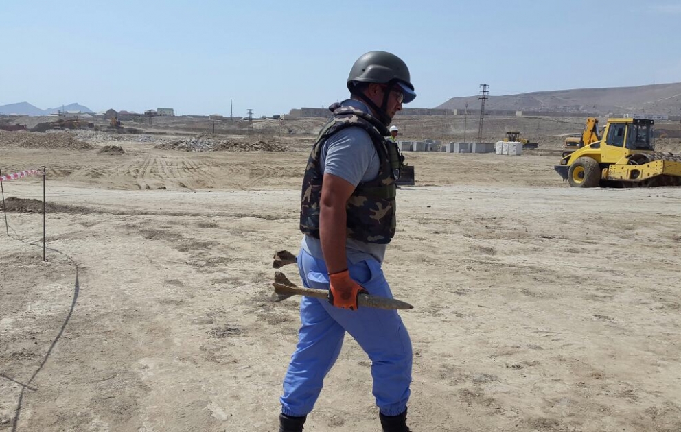 Qaradağda dəmir yolu xəttinin kənarında iki top mərmisi aşkarlanıb