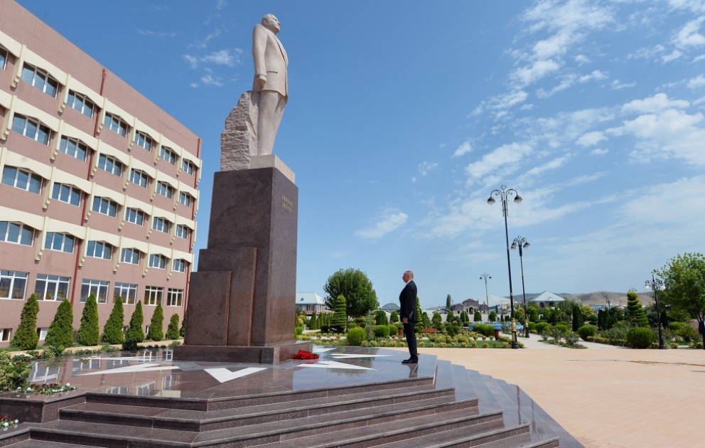Le président Ilham Aliyev arrive à Göygöl