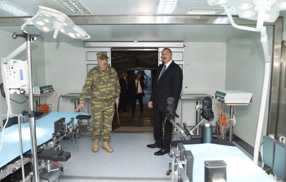 Präsident, Oberbefehlshaber Ilham Aliyev macht sich mit mobilem Feldlazarett des Verteidigungsministeriums vertraut