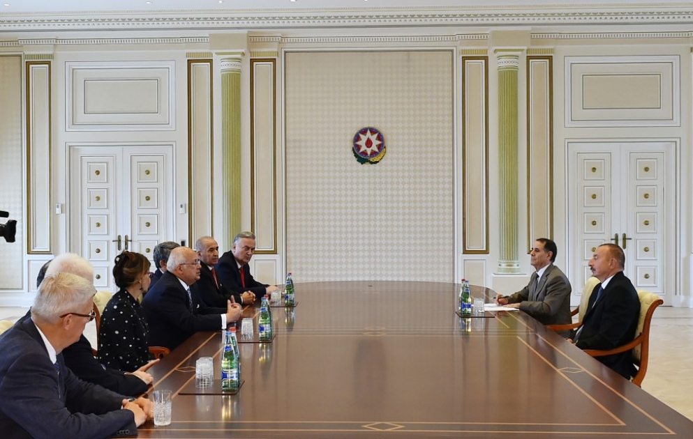 Le président Ilham Aliyev a reçu une délégation du Centre international Nizami Gandjavi