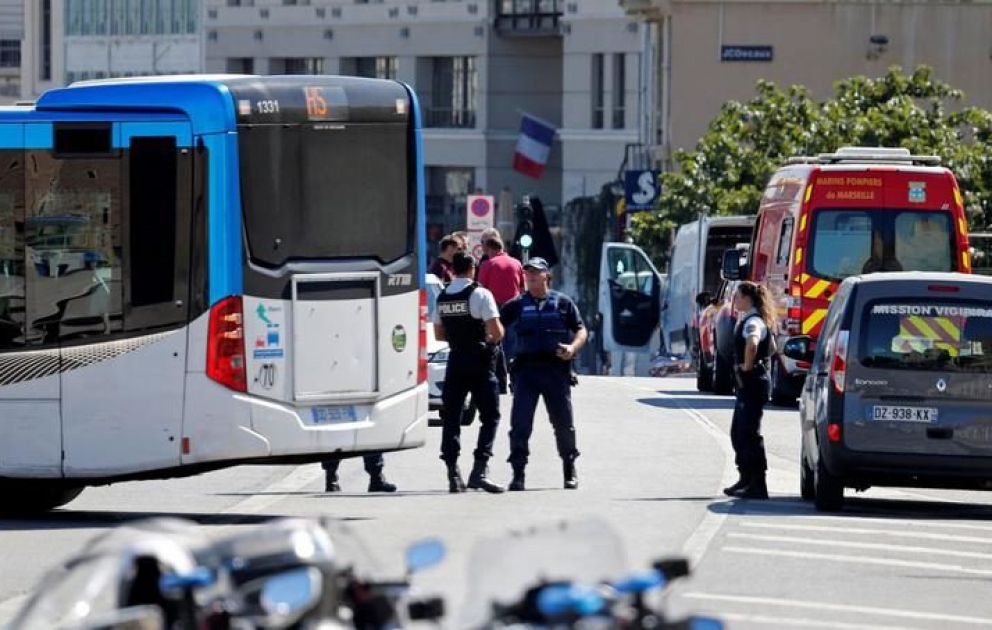 В Марселе автомобиль въехал в автобусные остановки
