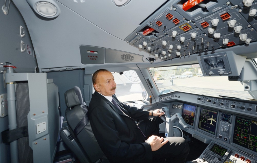 Staatspräsident Ilham Aliyev inspiziert neu gebrachtes Flugzeug "Embraer 190" von Buta Airways