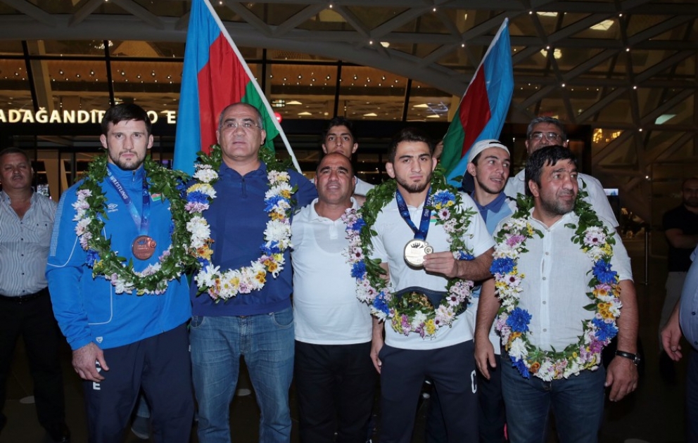Dünya çempionatında 1 qızıl, 2 bürünc medal qazanan Azərbaycan güləşçiləri Vətənə qayıdıblar