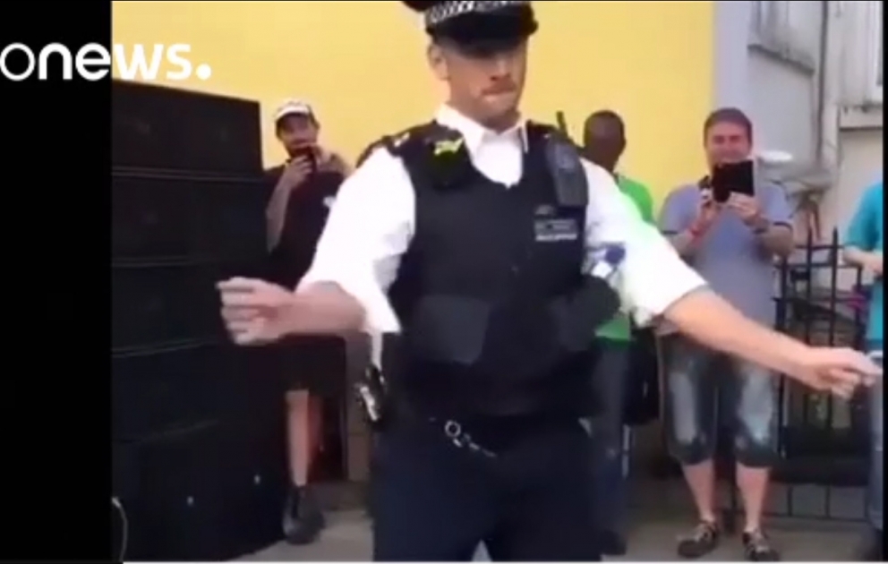 Londoner Polizist begeistert mit Tanzeinlage