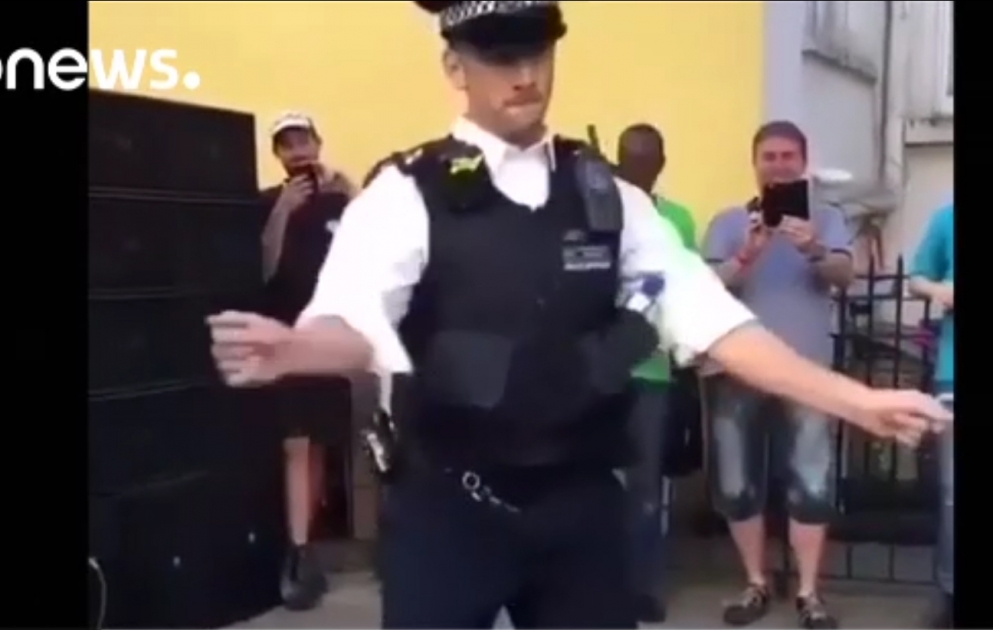 Une danse intéressante de la police londonienne