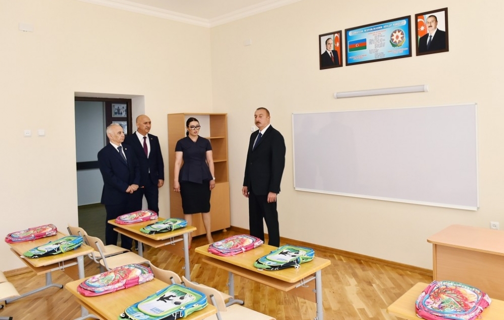Prezident İlham Əliyev Nizami rayonundakı 62 saylı məktəb-liseydə yenidənqurma işlərindən sonra yaradılan şəraitlə tanış olub