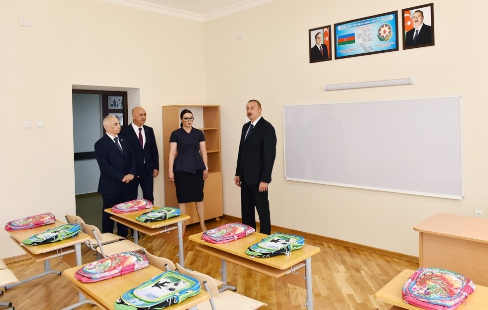 Le président Ilham Aliyev a inspecté les conditions créées à l'école-lycée №62 dans l'arrondissement de Nizami après les travaux de reconstruction