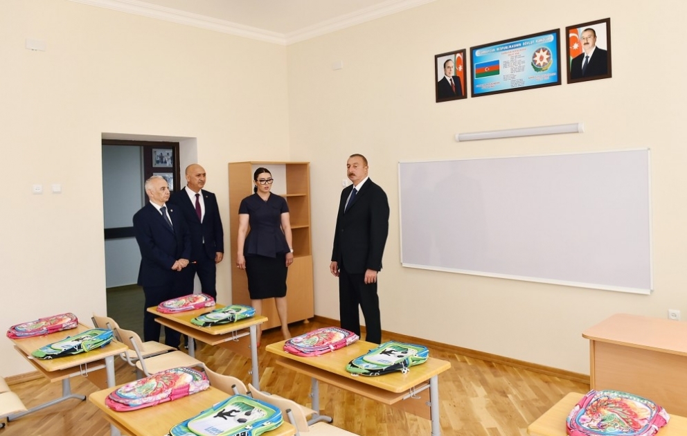 Staatspräsident besucht Schule Nr.62 im Nizami Stadtbezirk