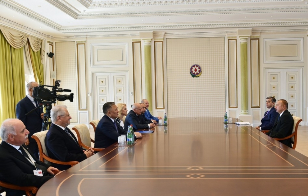 Staatspräsident Ilham Aliyev empfängt eine Gruppe von Teilnehmern der Baku-Sitzung des Rates von Leitern der Obersten Finanzaufsichtsbehörden von GUS-Staaten