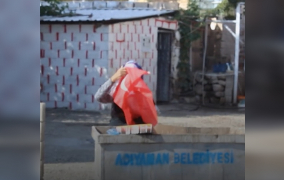 Türk Bayrağını zibillikdən götürən nənə görənləri duyğulandırıb
