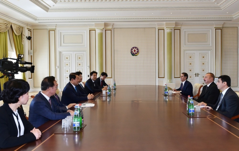 Präsident Ilham Aliyev empfängt eine Delegation von der Nationalversammlung der Republik Korea