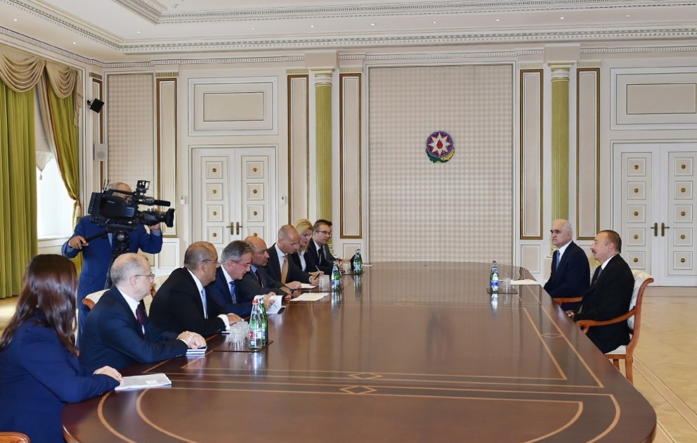 Staatspräsident Ilham Aliyev empfängt EBWE-Delegation