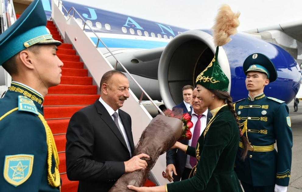 Staatspräsident Ilham Aliyev zu Arbeitsbesuch in Kasachstan eingetroffen