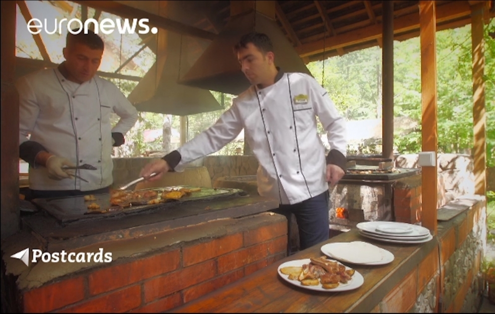 Очередной выпуск программы «Открытки» на телеканале Euronews посвящен азербайджанскому шашлыку