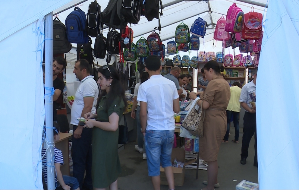 Məktəbli yarmarkalarında aktivlik müşahidə olunur