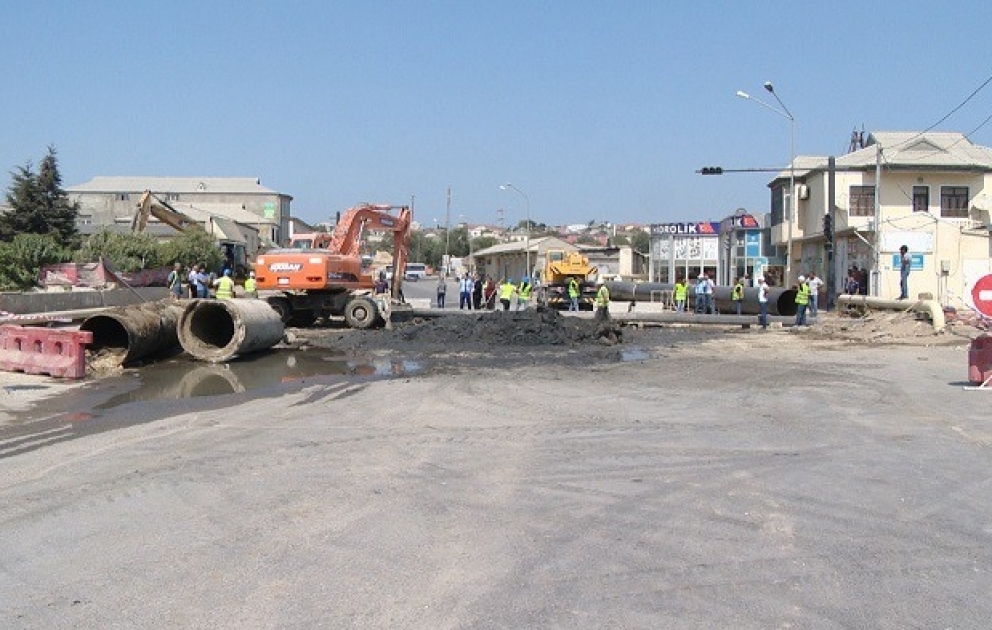 Binəqədi şosesində yağış kanalizasiya sistemi yenidən qurulur
