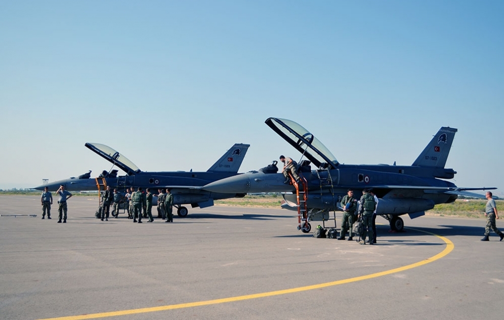“TurAz Qartalı-2017” təlimlərində iştirak edəcək Türkiyə HHQ-nin F-16 təyyarələri Azərbaycana gəlib
