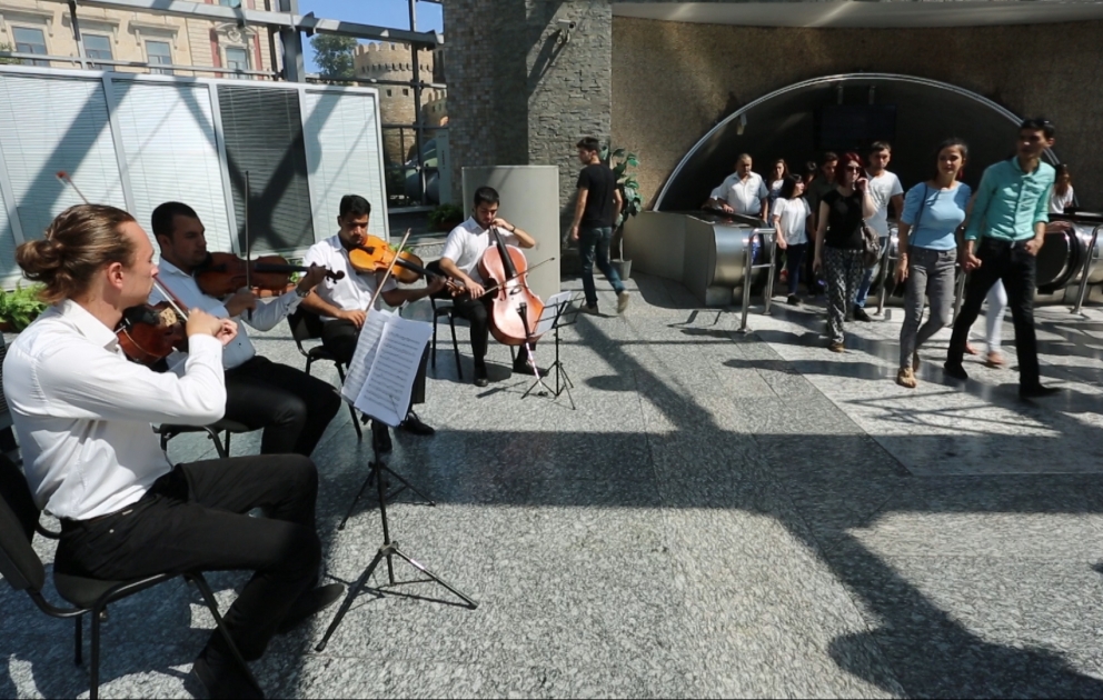 La Journée nationale de la musique est célébrée dans le métro de Bakou
