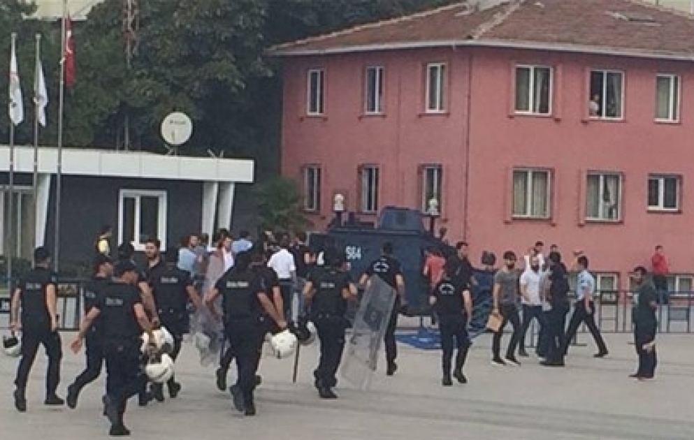 İstanbulda məhkəmə binasının həyətində atışma olub