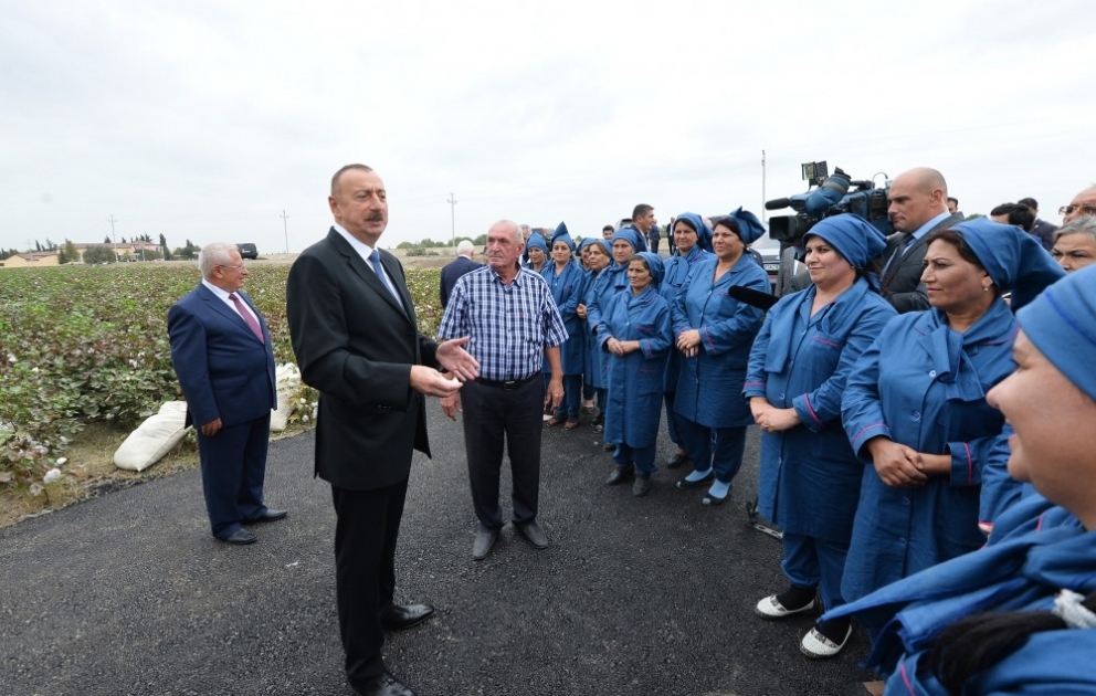 Präsident Ilham Aliyev besucht Baumwollfeld in Nefttschala