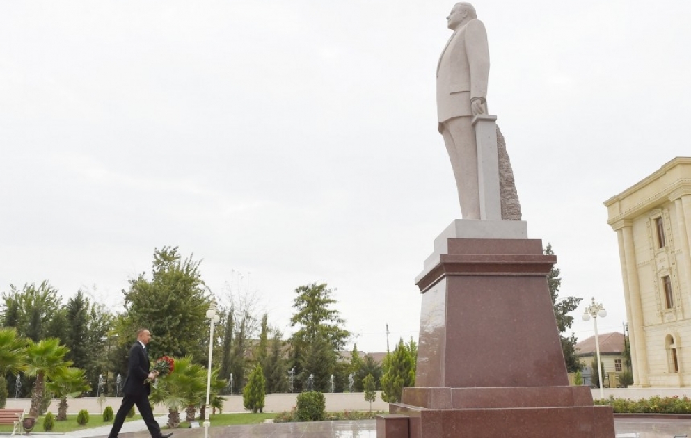 Staatspräsident Ilham Aliyev zu Besuch im Bezirk Salyan angekommen