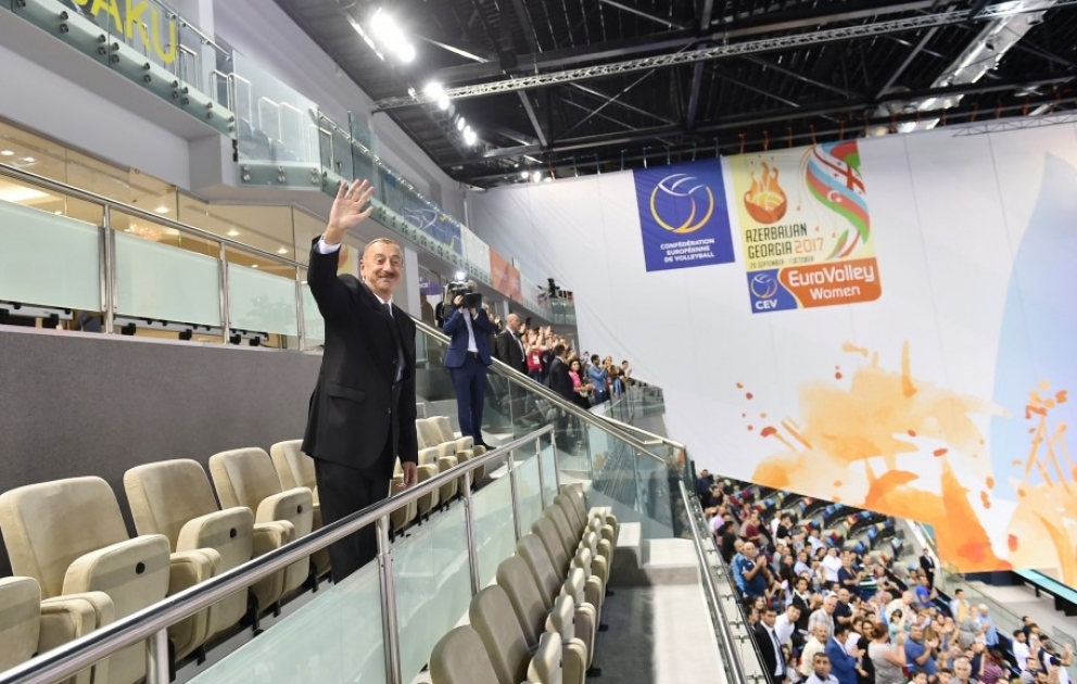 Azərbaycanın qadın voleybolçuları Almaniya millisinə qalib gələrək Avropa çempionatının dörddəbir finalına yüksəliblər 
Prezident İlham Əliyev milli komandamızın oyununa baxıb
