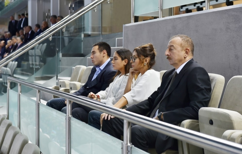 Azərbaycanın qadın voleybolçuları Avropa çempionatında mübarizəni üçüncü yer uğrunda davam etdirəcəklər  Prezident İlham Əliyev və birinci xanım Mehriban Əliyeva komandamızın oyununa baxıblar