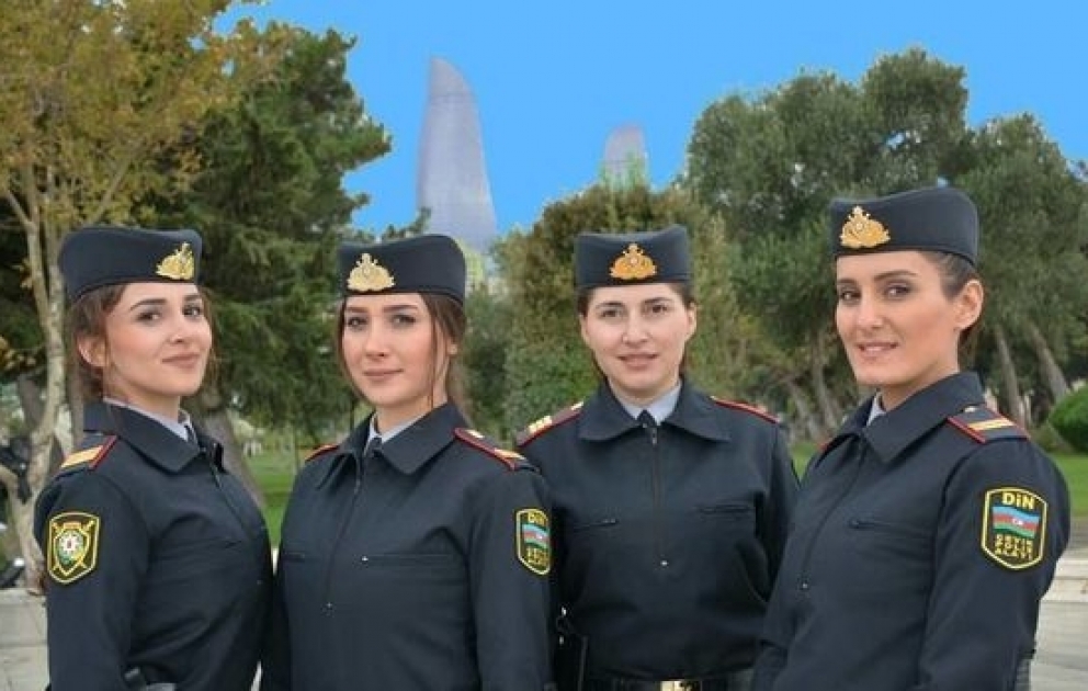 На Бакинском бульваре начали службу женщины-полицейские