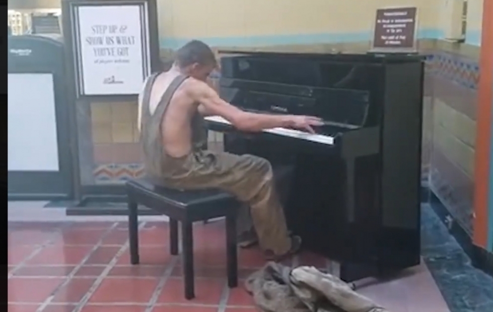 İnternetdə ən çox izlənən video - evsiz pianoçu