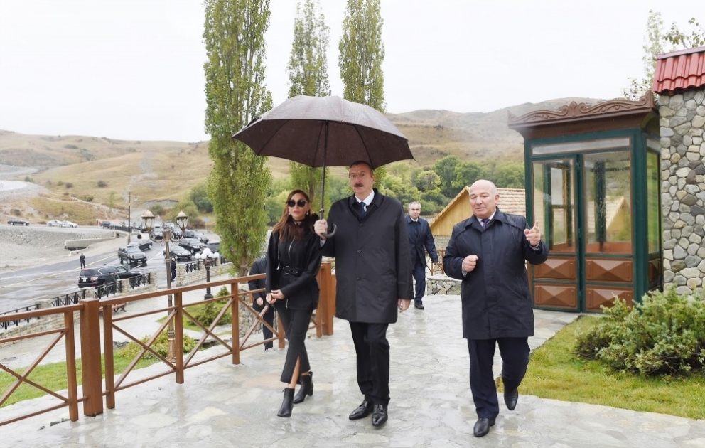 Schamachhi: Staatspräsident Ilham Aliyev inspiziert touristische Infrastruktur im Demirtschi Dorf