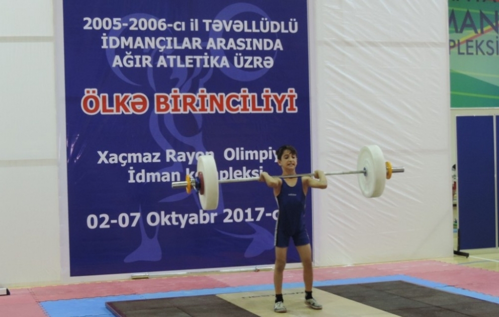 Ölkənin yeniyetmə ağır atletləri Xaçmazda birincilik uğrunda mübarizə aparırlar