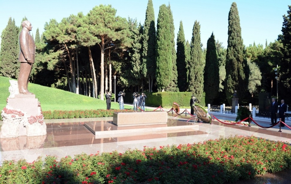 Почтение памяти великого лидера Гейдара Алиева и Шехидляр хиябаны
