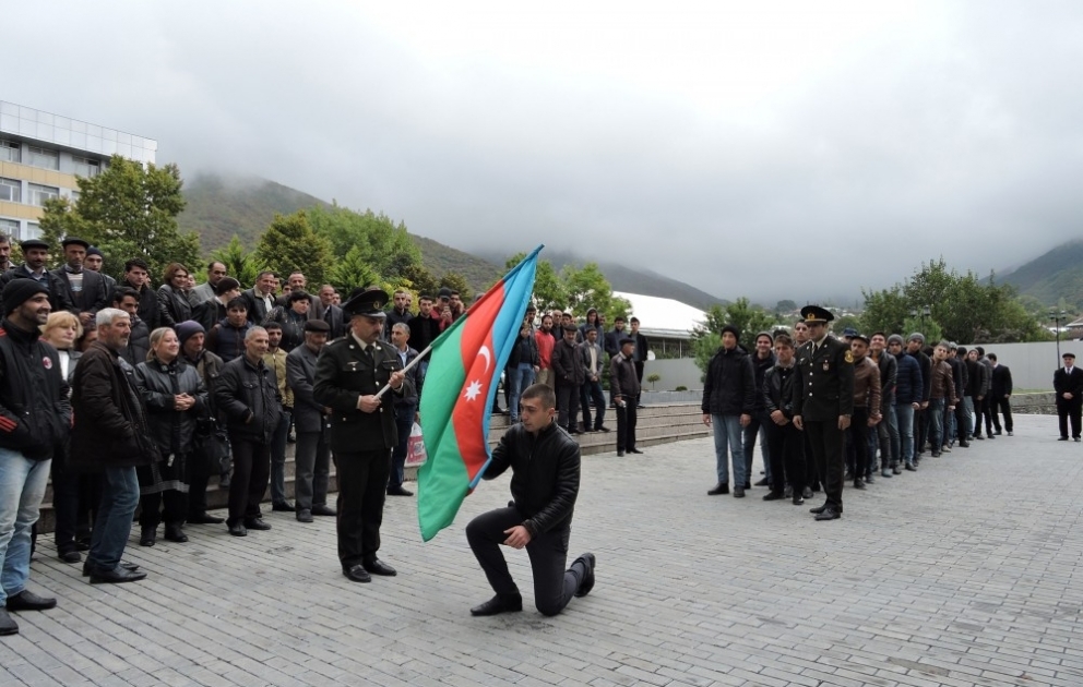 Şəkili gənclər təntənəli şəkildə hərbi xidmətə yola salınıblar