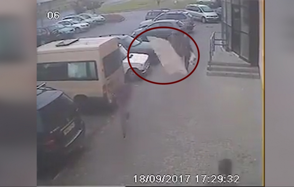 Binadan qopan divar parçası az qaldı piyadanı öldürsün