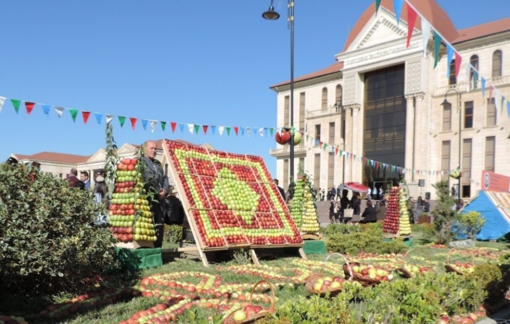 "Apfelfest“ und Teppichfestival in Guba