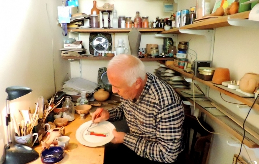Çini üzərində miniatür sənətinin bilicisi