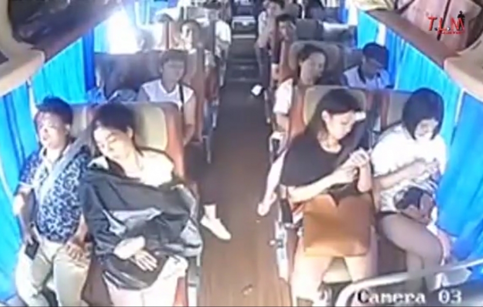 Avtobus qəzası salondan belə görüntüləndi